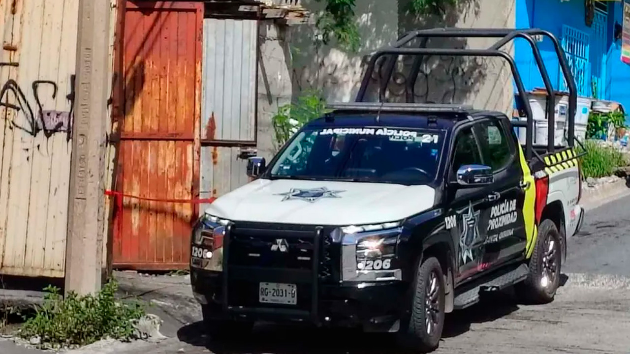 Un trabajador fue encontrado muerto con un golpe en la cabeza junto a un camión de volteo en Santa Catarina.