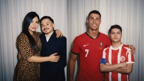 Una instrucción clara en inglés puede ayudarte a generar con IA una imagen donde apareces con una celebridad, simulando una fotografía real.