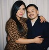 Una instrucción clara en inglés puede ayudarte a generar con IA una imagen donde apareces con una celebridad, simulando una fotografía real.