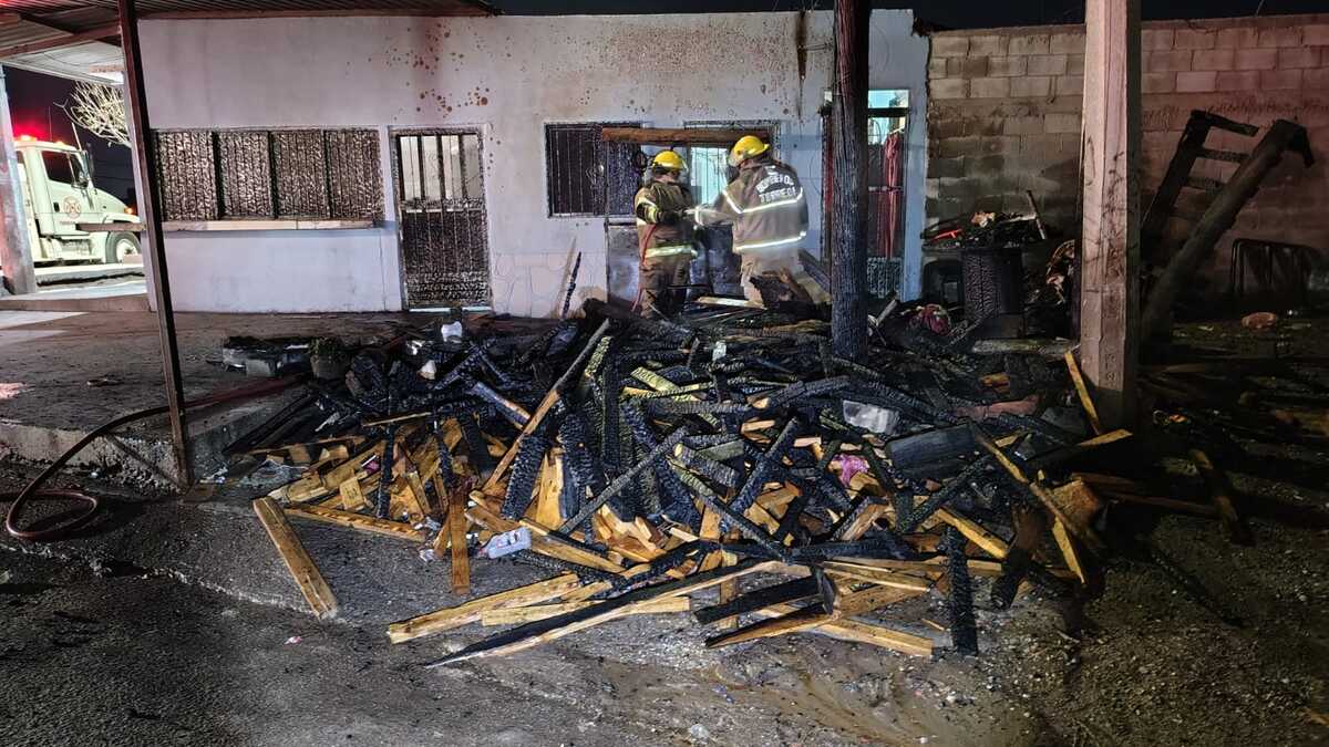 Un puesto de comida rápida en el ejido Zaragoza, en Torreón, se vio completamente destruido por un incendio en la madrugada del pasado jueves. Un puesto de comida rápida en el ejido Zaragoza, en Torreón, se vio completamente destruido por un incendio en la madrugada del pasado jueves.