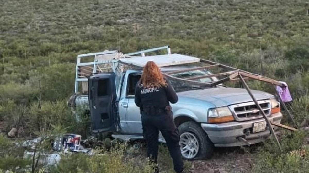 Un aparatoso accidente en la carretera que enlaza la localidad de El Palmito con Bermejillo, en el estado de Durango, cobró la vida de un joven de 19 años.