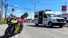 Una mujer murió atropellada por un motociclista en el bulevar Rodríguez Triana de Torreón. Paramédicos no lograron reanimarla.