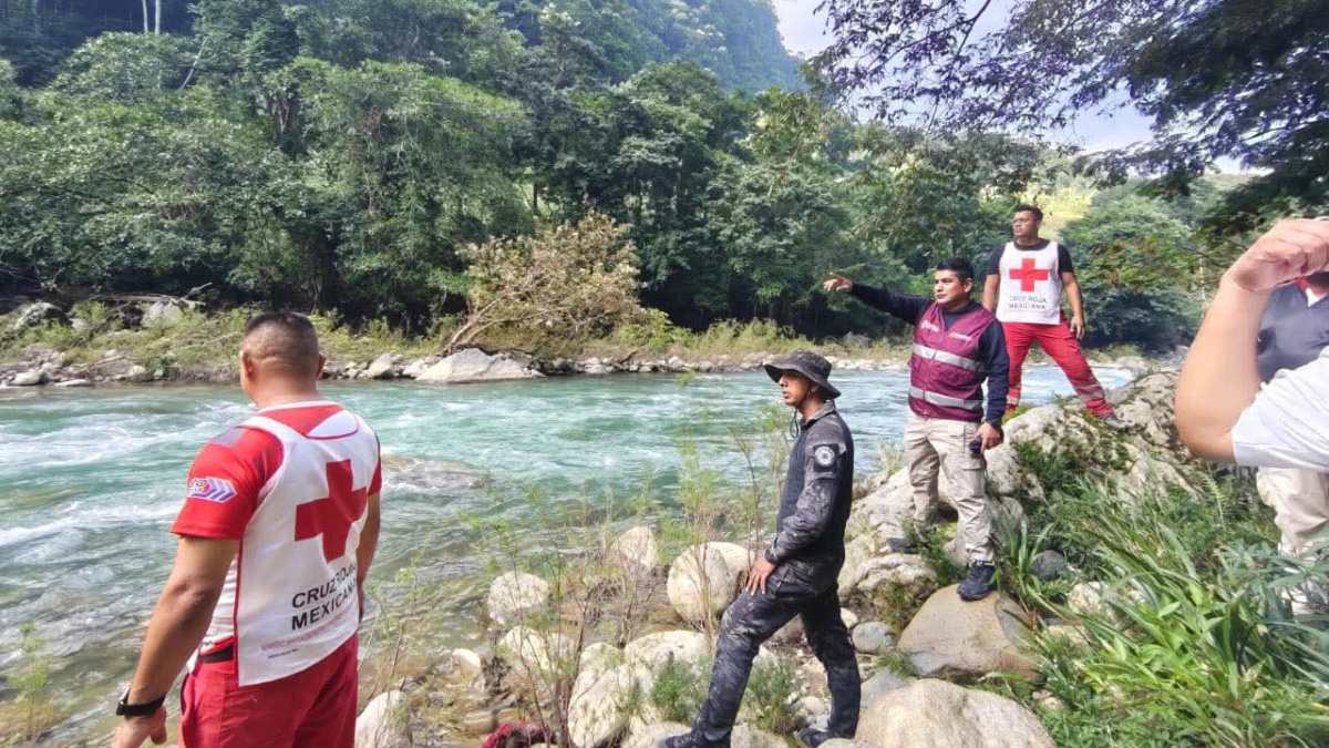 rescatistas de cruz roja realizan un rescate en un río rescatistas de cruz roja realizan un rescate en un río
