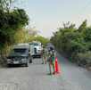 militares en un camino realizando un operativo