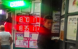 El valor del peso frente al dólar varía diariamente.