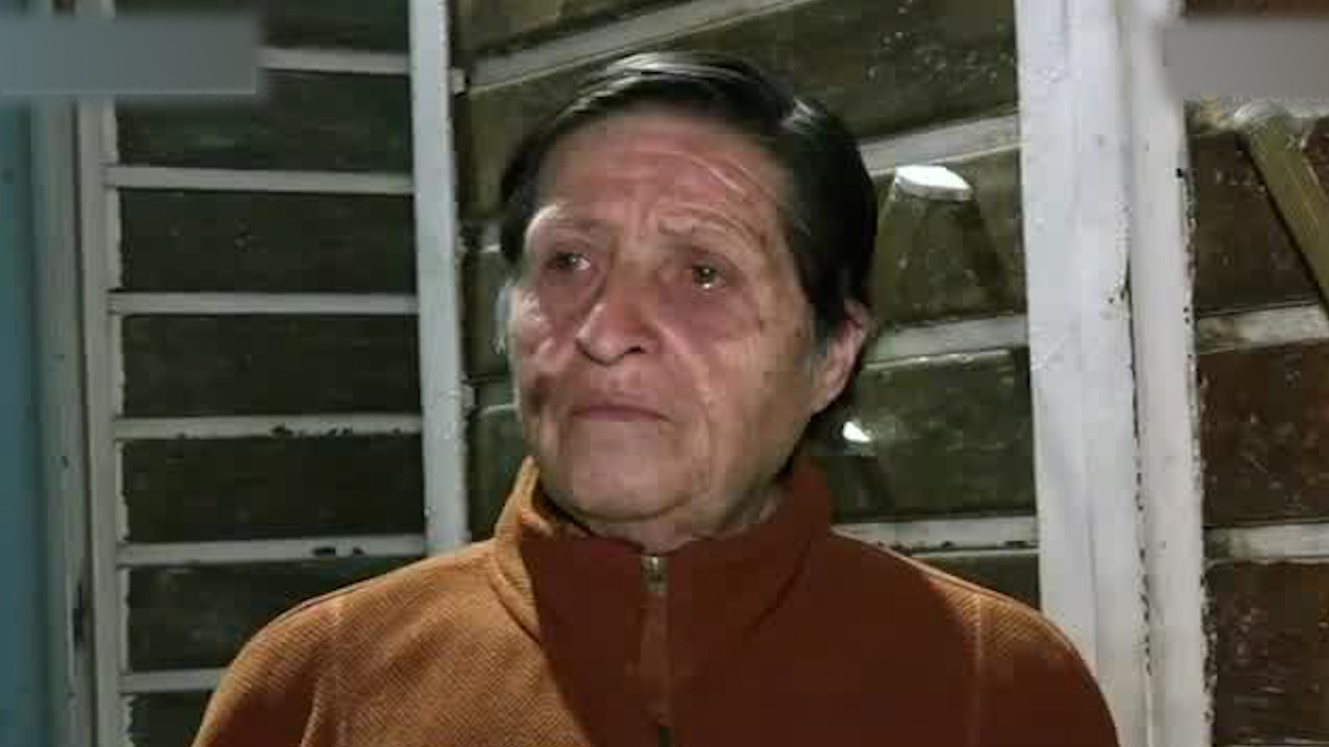 La señora Silvia Mejía, sin importar las llamas, salió de su domicilio para brindar ayuda a varias víctimas de la explosión.
