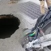 La aparición del socavón provocó el cierre de un carril del bulevar mientras la autoridad competente realiza las reparaciones necesarias.