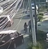 En el impacto, la conductora causó daños a un medidor de agua, a uno de luz y a una camioneta Volkswagen Tiguan en Mirasierra.