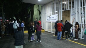 Policías y familias enteras se han unido para brindar ayuda en diferentes tipos a las personas que esperan información de sus familiares