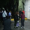 Policías y familias enteras se han unido para brindar ayuda en diferentes tipos a las personas que esperan información de sus familiares