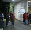 Policías y familias enteras se han unido para brindar ayuda en diferentes tipos a las personas que esperan información de sus familiares