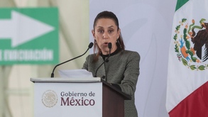 En su discurso, también celebró la inversión en materia de salud como el caso del IMSS San Alejandro y prometió sanear carreteras federales.