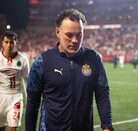 Gabriel Milito saliendo del Estadio Caliente luego del empate de Chivas ante Xolos de Tijuana.