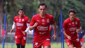 Jugadores de Chivas preparándose para disputar el Clásico Nacional.