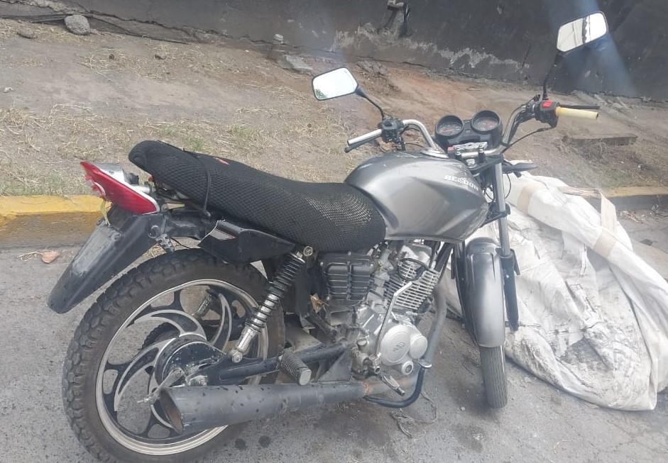 Un joven fue detenido por elementos de la Policía de Monterrey al circular en una motocicleta con reporte de robo en la colonia Reforma.
