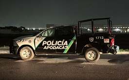 La volcadura de una patrulla de la Policía de Apodaca, Nuevo León dejó al menos dos policías heridos y se vio involucrado un automóvil particular.