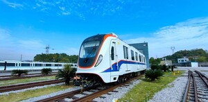 Se trata de 15 trenes eléctricos equipados con Sistema Europeo de Gestión del Tráfico Ferroviario con un periodo de vida útil de 30 años. Se trata de 15 trenes eléctricos equipados con Sistema Europeo de Gestión del Tráfico Ferroviario con un periodo de vida útil de 30 años.