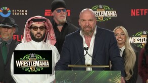 Turki Al-Sheikh, asesor de la Corte Real de Arabia Saudita y Triple H, director de contenido de WWE en el anuncio oficial.