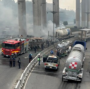 Fiscalía CdMx revela que explosión de pipa ocurrió por ruptura tras choque y descarta que bache ocasionara. Fiscalía CdMx revela que explosión de pipa ocurrió por ruptura tras choque y descarta que bache ocasionara.