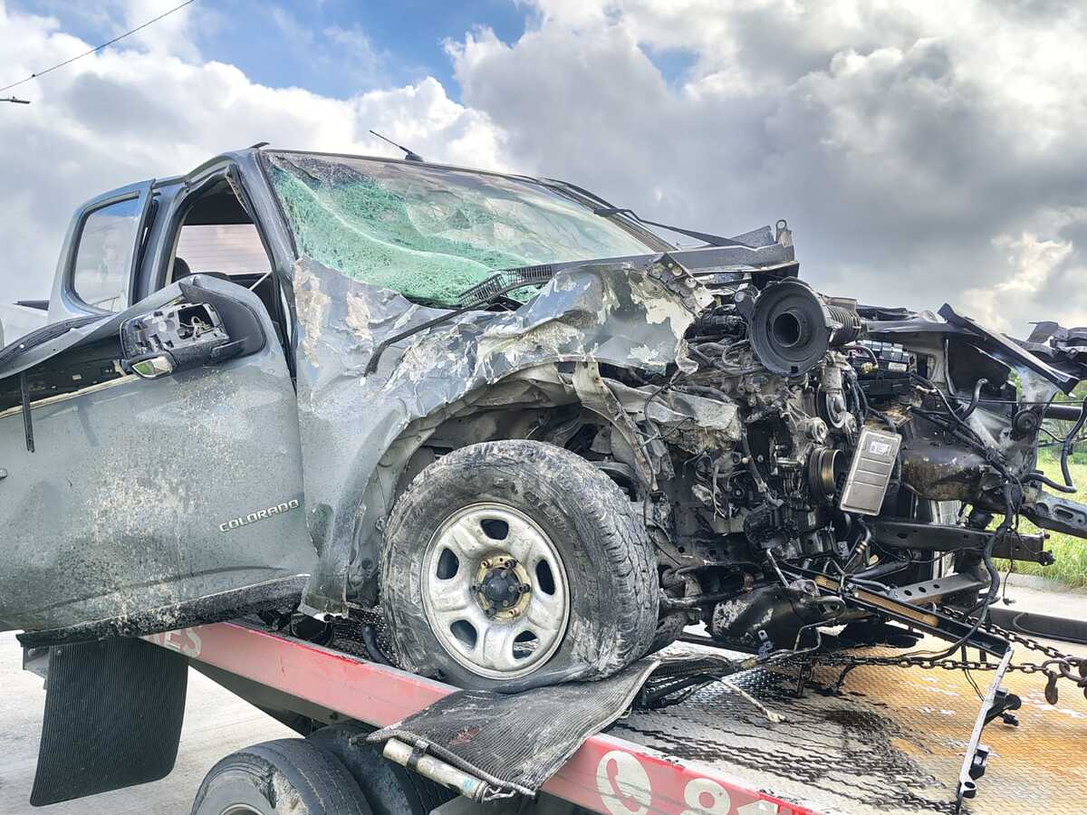El choque entre un transporte de personal y una camioneta dejó varias personas lesionadas al norte de la ciudad de Monterrey.