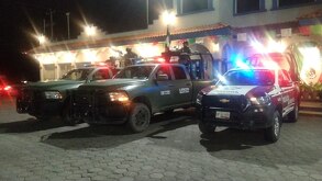 militares y policías en patrullas