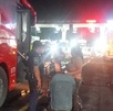 personas y patrullas a un lado de un autobús