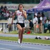 una atleta de velocidad corriendo en una pista