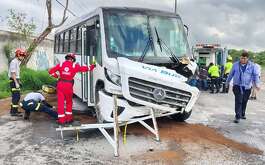 El choque entre un transporte de personal y una camioneta dejó varias personas lesionadas al norte de la ciudad de Monterrey.