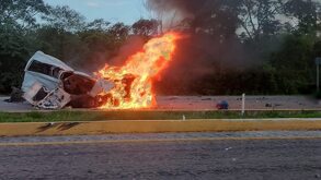 una camioneta se incendia por un accidente en una carretera
