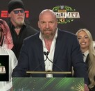Turki Al-Sheikh, asesor de la Corte Real de Arabia Saudita y Triple H, director de contenido de WWE en el anuncio oficial.