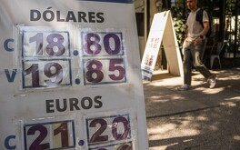 El valor del peso frente al dólar varía diariamente.