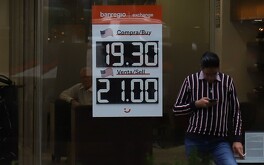 El valor del peso frente al dólar varía diariamente.
