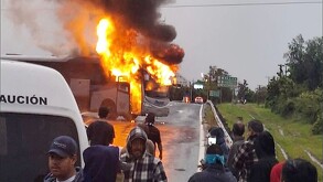 Siete hombres fueron detenidos en Zinapécuaro por bloqueo carretero e incendio de autobús. Fiscalía de Michoacán investiga vínculos con crimen organizado.