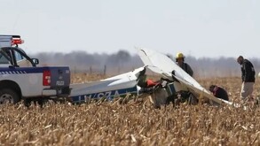 Una jornada de acrobacias aéreas en Bell Ville terminó en tragedia cuando una avioneta cayó y se incendió durante un festival, dejando dos tripulantes muertos.