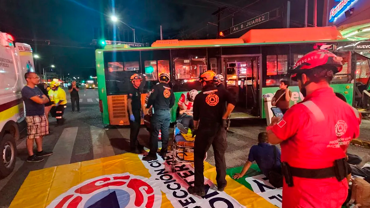 Un camión urbano perdió el control y chocó contra una farmacia en el Centro de Monterrey, Nuevo León, dejando 12 personas lesionadas.