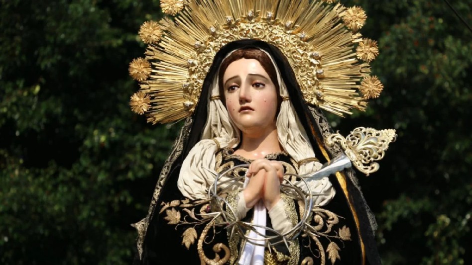 La Virgen de los Dolores es una figura de gran devoción en la fe católica. Representa a la Virgen María en el momento de sufrimiento y dolor que experimentó. La Virgen de los Dolores es una figura de gran devoción en la fe católica. Representa a la Virgen María en el momento de sufrimiento y dolor que experimentó.