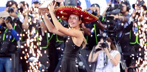 Iva Jovic levantando el campeonato WTA con apenas 17 años, siendo la más joven en hacerlo.