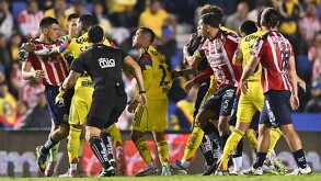 Chivas venció al América como visitante en un partido que terminó caliente debido a un pleito que hubo antes de que el árbitro pitara el final.