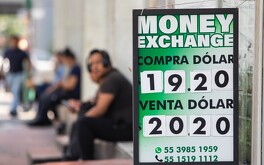 El peso mexicano diariamente tiene variaciones en su precio frente al dólar.