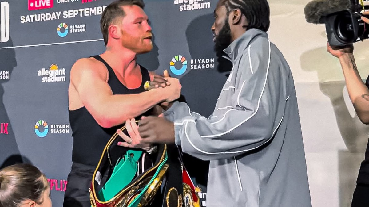 Saúl Álvarez perdió sus cuatro cinturones del peso supermediano frente a Terence Crawford, sin embargo, éste se los regresó. Saúl Álvarez perdió sus cuatro cinturones del peso supermediano frente a Terence Crawford, sin embargo, éste se los regresó.