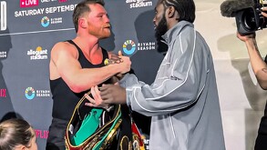 Saúl Álvarez perdió sus cuatro cinturones del peso supermediano frente a Terence Crawford, sin embargo, éste se los regresó.