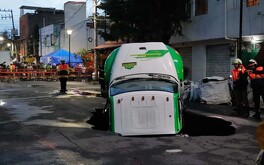 La alcaldesa de Iztapalapa acudió al sitio del socavón para atender la emergencia.
