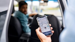 Mujer enojada con Uber por no traer aire acondicionado en Monterrey