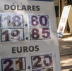 El valor del peso frente al dólar varía diariamente.