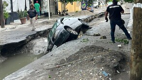 Auto cae en zanja en Guadalupe, Nuevo León
