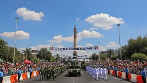 Desfile cívico militar en Guadalajara, capturando el evento en la icónica Glorieta de los Niños Héroes, un punto de referencia para la memoria colectiva.