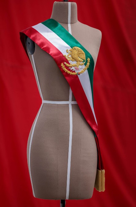 Mediante Youtube, Sheibabum difundió un video de tres minutos donde se aprecia más a fondo la elaboración de la banda presidencial.