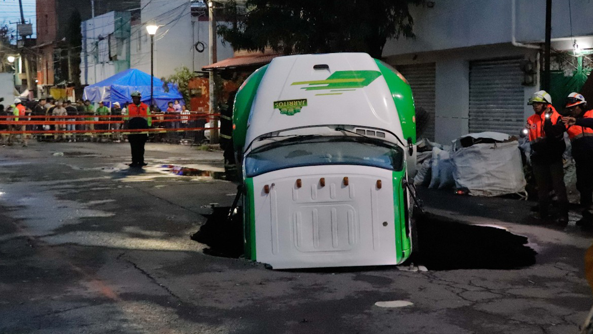Personal de la alcaldía Iztapalapa labora en la colonia Renovación; sacaron el camión refresquero y se encuentran analizando el socavón para repararlo.