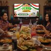 una familia mexicana cenando comida mexicana viendo el grito de independencia