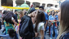 Año con año, se lleva a cabo el Combate de las flores en León mismo donde cientos de jóvenes se dan cita para intercambiar flores por besos.